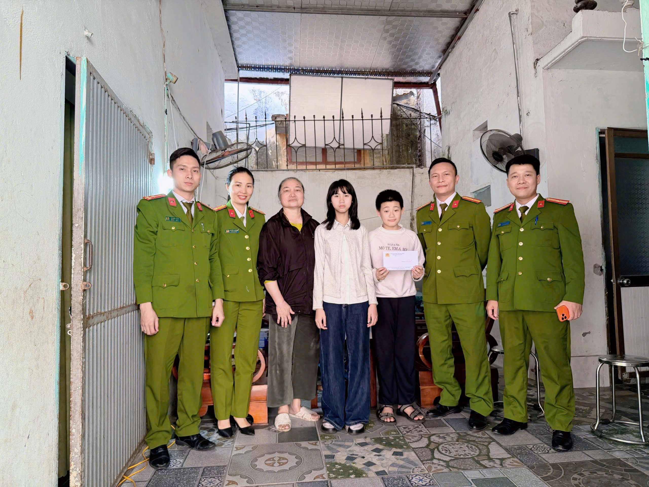 Công an xã Nam Sách giúp đỡ 02 trường hợp theo phong trào “Nâng bước em đến trường”